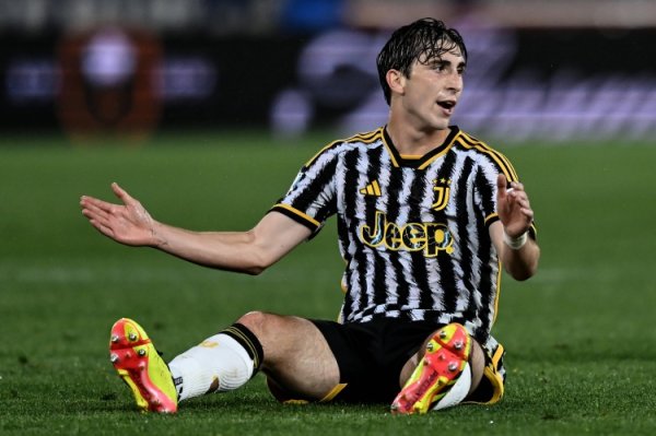 记者：米雷蒂对加盟那不勒斯抱通达作风，但转会费仍存不对