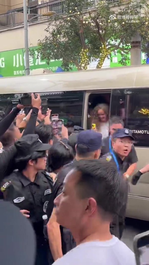 神话球星巴乔与卡洛斯现身贵州榕江村超现场 燃烧全场歧视