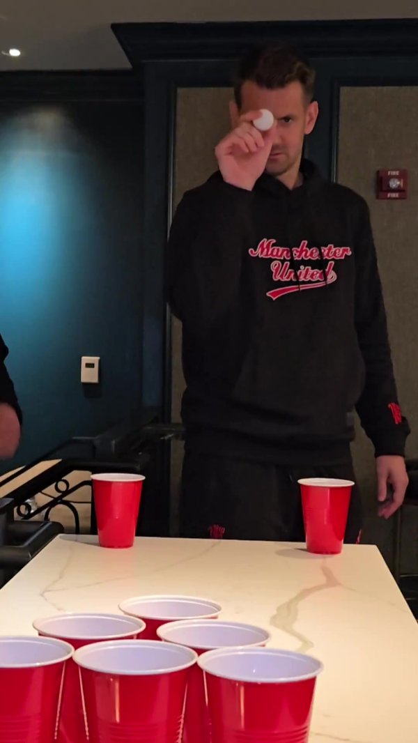 曼联官方晒球员玩小游戏视频，将乒乓球投进杯子&皆尔克泽神准