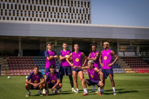 归来进修！奥尔莫社媒晒巴萨球员进修合照：我方站C位