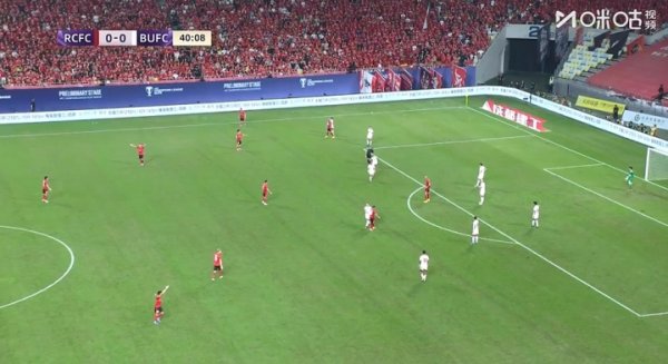 第40分钟，杨明洋争顶被裁判吹罚犯规，蓉城球员纷纷默示不悦