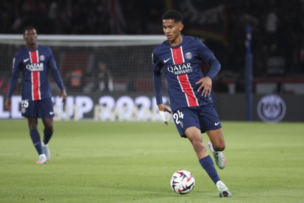 缺席欧超杯！记者：巴黎中场马尤卢右腿内收肌受伤，正收受诊治