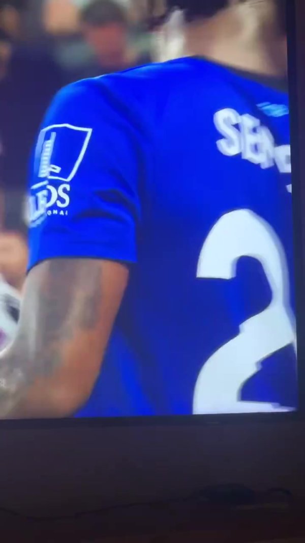 不应该！伯恩茅斯球员塞梅诺发边线球，遭场边利物浦轮椅球迷辱骂