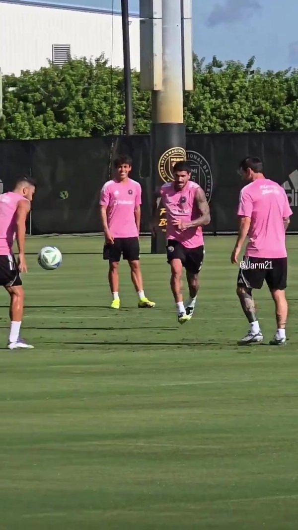 判若两东谈主🤣德保罗历练时冲向梅西收脚，随后放倒另又名队友