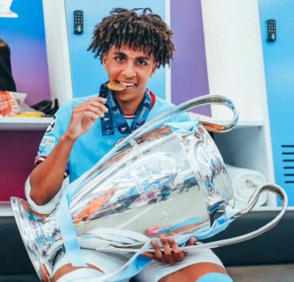 丛林加快刘易斯交往! 死敌球迷: 别放走他 放走曼城就没什么短板了