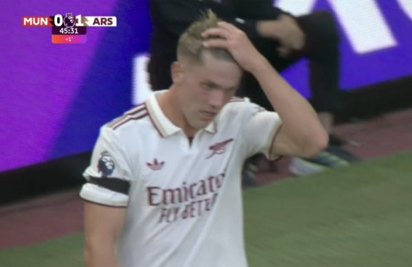 梗来了😅热议约克雷斯首场英超：0球0助，捋头发21次创记录