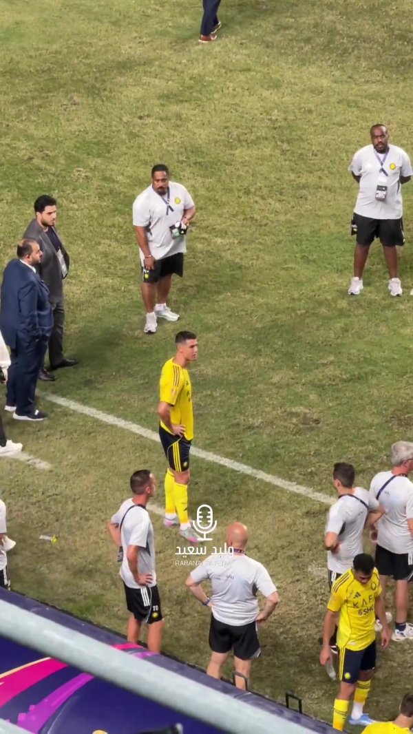 利雅得收效点球落败无缘冠军！赛后C罗站在场边，自言自语