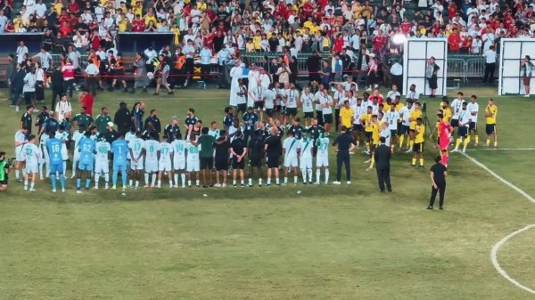 队长风姿！C罗用手势告诉队友，即使输了比赛也要把头昂起来