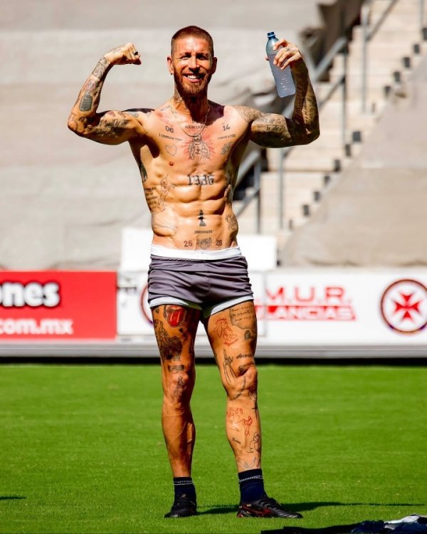 39岁的水爷！拉莫斯晒无敌健好意思体格，腹肌线条分明&全身建壮无比