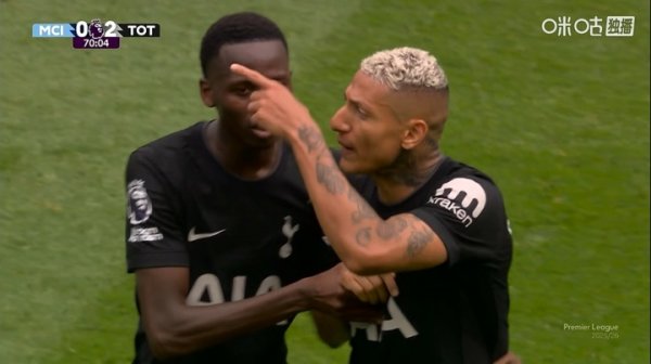 多情谊！理查利森与曼城球员发生争抓，被队友拉住后仍喋喋束缚