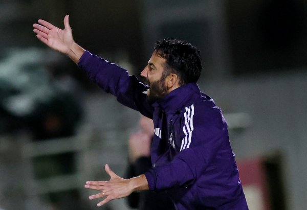 今夜没睡？记者：曼联凌晨1点后才抵达，阿莫林早上7点便来到基地