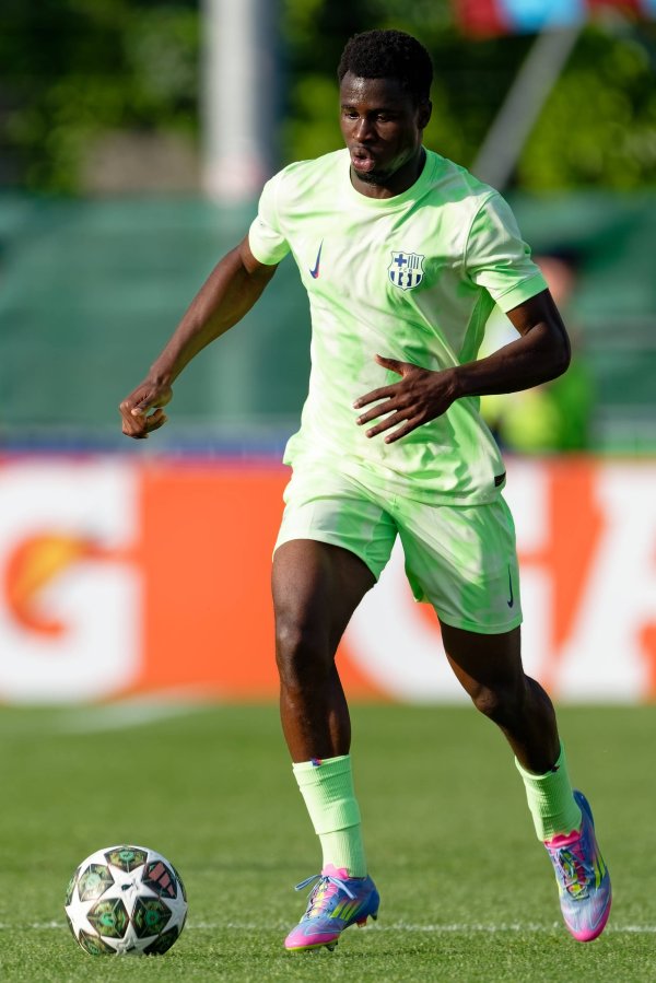 官方：巴萨B队后卫法雷右脚踝扭伤，预测康复技巧或者为八周