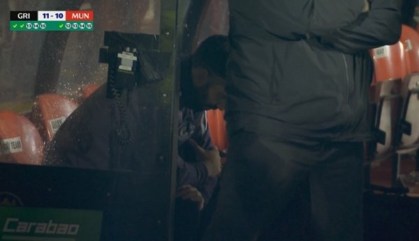 他致使不敢看❗曼联点球大战时，阿莫林一直垂头坐在训诲席