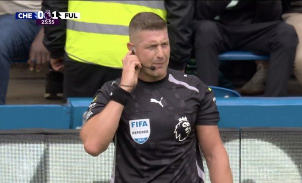 主裁判现场判点原话：经核查，塞塞尼翁伸展双臂使体魄不当然扩大