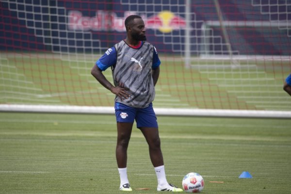 记者：马赛正与莱比锡后卫海特勒伊达琢磨