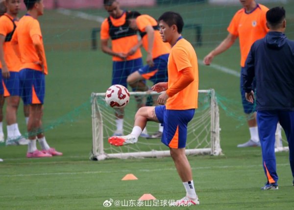 今晚山东泰山队在基地内进行了与北京国安队的赛前官方西席