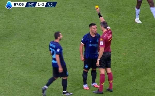 看法怒火溢出😡劳塔罗被吹犯规，瞋目+颓落裁判被出黄牌