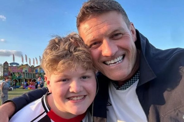 英媒：一双格林斯比死忠球迷父子改动度假看法去看球队与曼联比赛