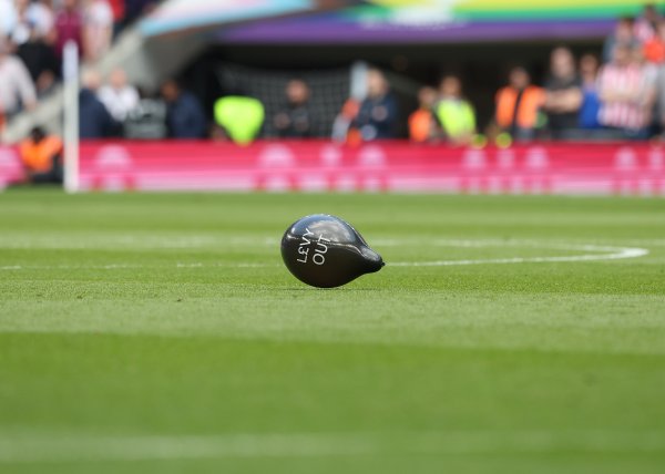 热刺球迷计较抗议，条目俱乐部加大引援力度