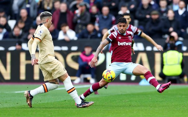 太空体育：马赛独特西汉姆左后卫埃莫森，正在进行接头
