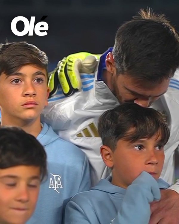 厚谊万千！奏国歌时梅西折腰亲吻犬子