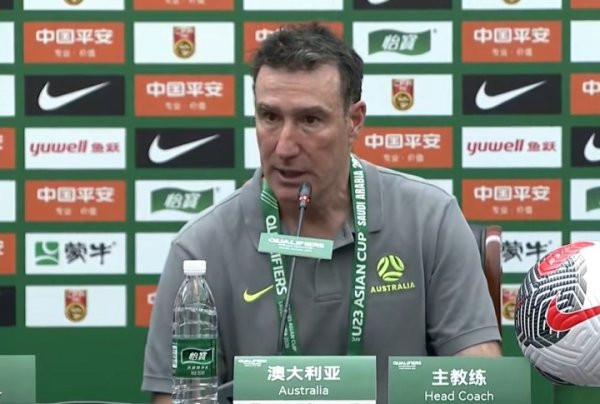微微一笑😄澳大利亚主帅：这场比赛相配艰深，对成果很自得
