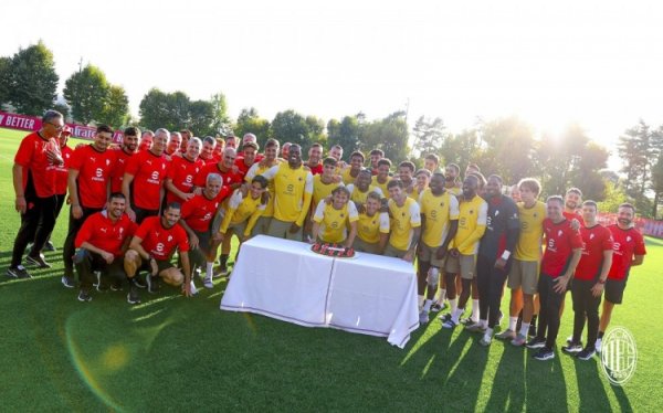 米兰官方更新应答媒体，晒全队为莫德里奇过40岁寿辰