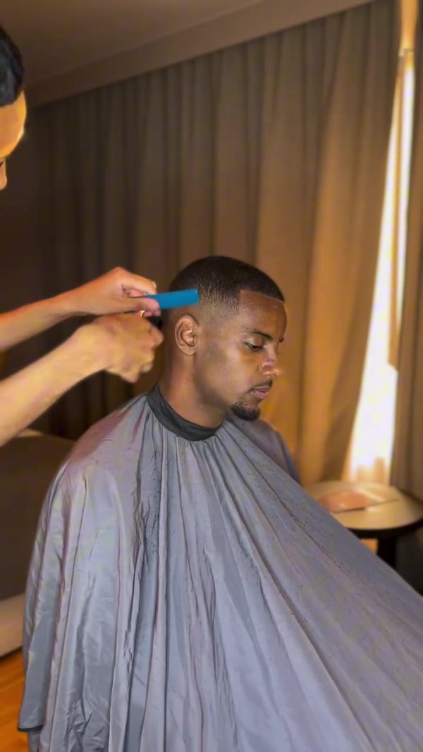 这钱也太好赚了😂剃头师晒伊萨克50秒剃头视频，前后似乎没分歧