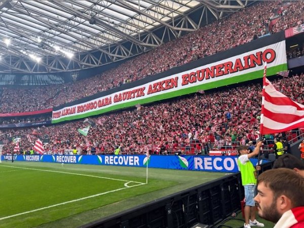 对阵阿森纳的比赛中，毕尔巴鄂竞技球迷看台打出补助巴勒斯坦横幅