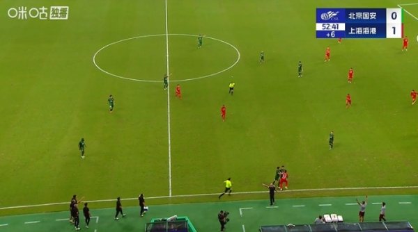 法比奥倒地裁判第一时期没给点，随后两边在边线处发生轻松！