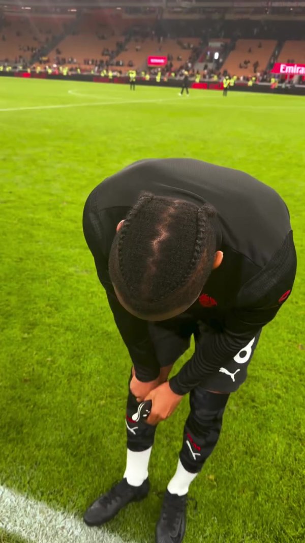 被问是否还有气球，恩昆库从球袜里掏出来并回话：我一直皆等着用