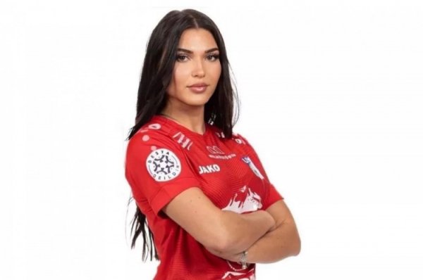 钱没给够！欧洲一女足球员加入WWE，但因薪资太低聘用退出