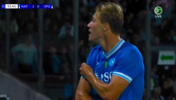 霍伊伦：我触摸那不勒斯臂章庆祝，因为我很欢乐在这踢球和踢欧冠