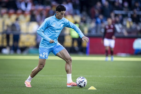 邮报：马赛后卫阿格德在机场遭到球迷贫瘠，差点被扇脸