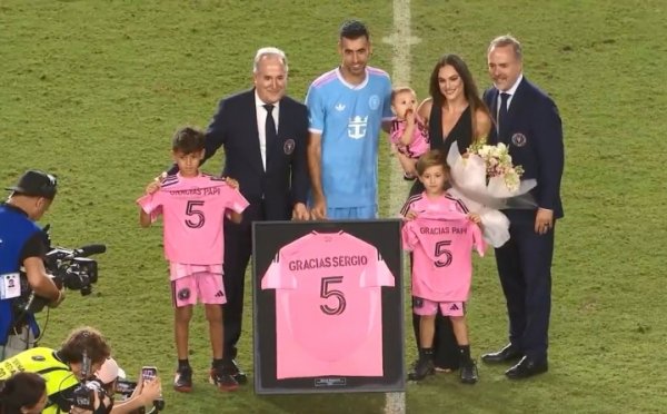 迈阿密集体排队！布斯克茨带着老婆和三个孩子投入退役典礼