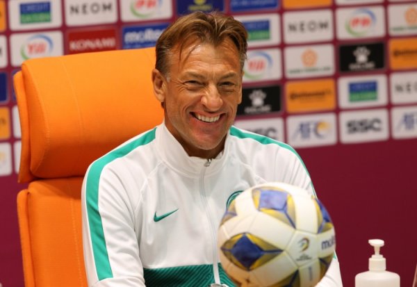 沙特主帅勒纳尔：归化太多球员就会失去灵魂 没进寰球杯讲解不配