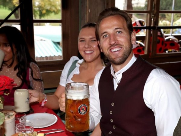 凯恩谈投入啤酒节：我只喝了一杯，那种大杯子一杯就够了