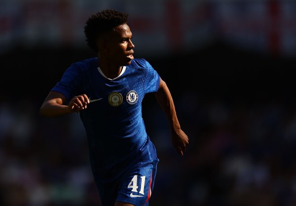 太阳报：切尔西18岁小将埃斯特旺开启慈善形势，免费为青少年作事