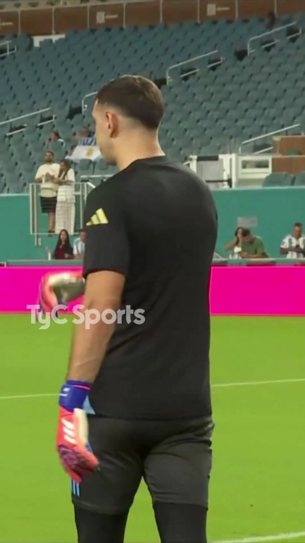 友爱，大马丁按商定将我方的练习服施助给家乡球队的球迷