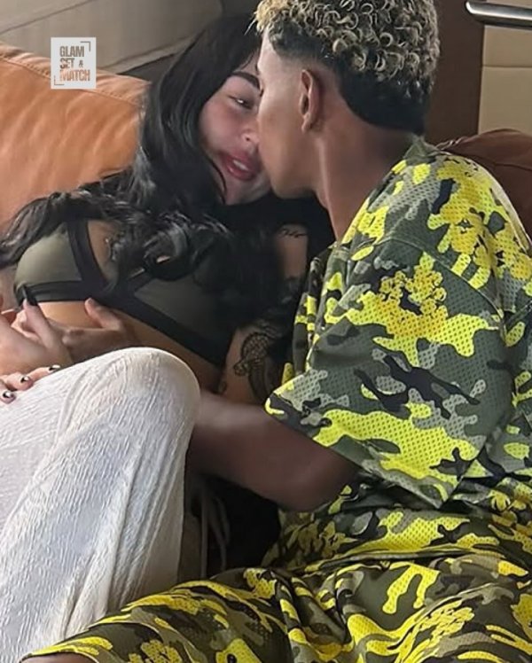 恋爱的嗅觉好甜♥️亚马尔公开与女友情感热吻，两东说念主眼里只须对方