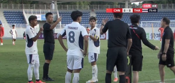 什么剧情？泰国队换东说念主出情状，与裁判不异，中国队也过来归并
