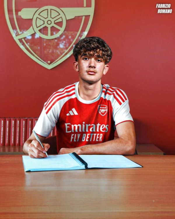 留下改日！罗马诺：多家权门念念高薪挖15岁谈曼，但球员很欢笑留队