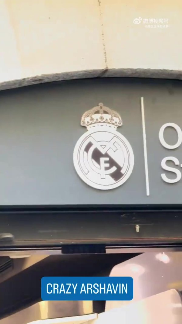 阿尔沙文被拍到衣裳印有我方名字的巴萨球衣去逛皇马官方商店