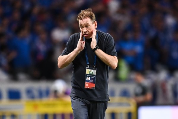 记者：斯卢茨基该问问我方，靠近敌手摆大巴+反击有什么应酬之策