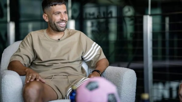 巴西连线不再😢阿尔巴：和史上最好球员梅西并肩战争是一种庆幸