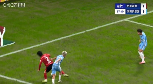 胡荷韬突入禁区时倒地，蓉城球员向裁判抗议，裁判未予管待