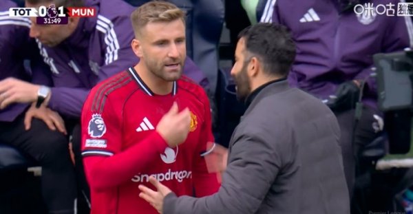 全队庆祝姆伯莫进球时，阿莫林仓卒找到卢克肖密语交代