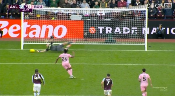 维拉看护神！罗杰斯手球送点，大马丁扑出塞梅尼奥点球！