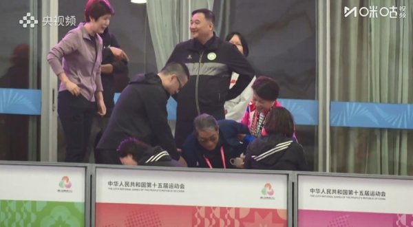 上海队夺全运男足U20季军，81岁徐根宝看台上兴盛庆祝到手