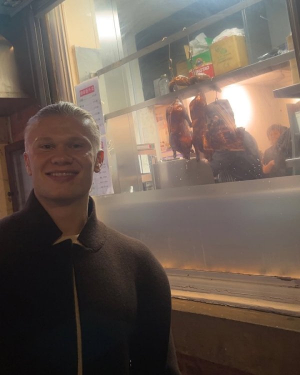 太阳报：哈兰德吃中餐点烧鸭脆皮烧肉，餐厅辱弄推出哈兰德套餐